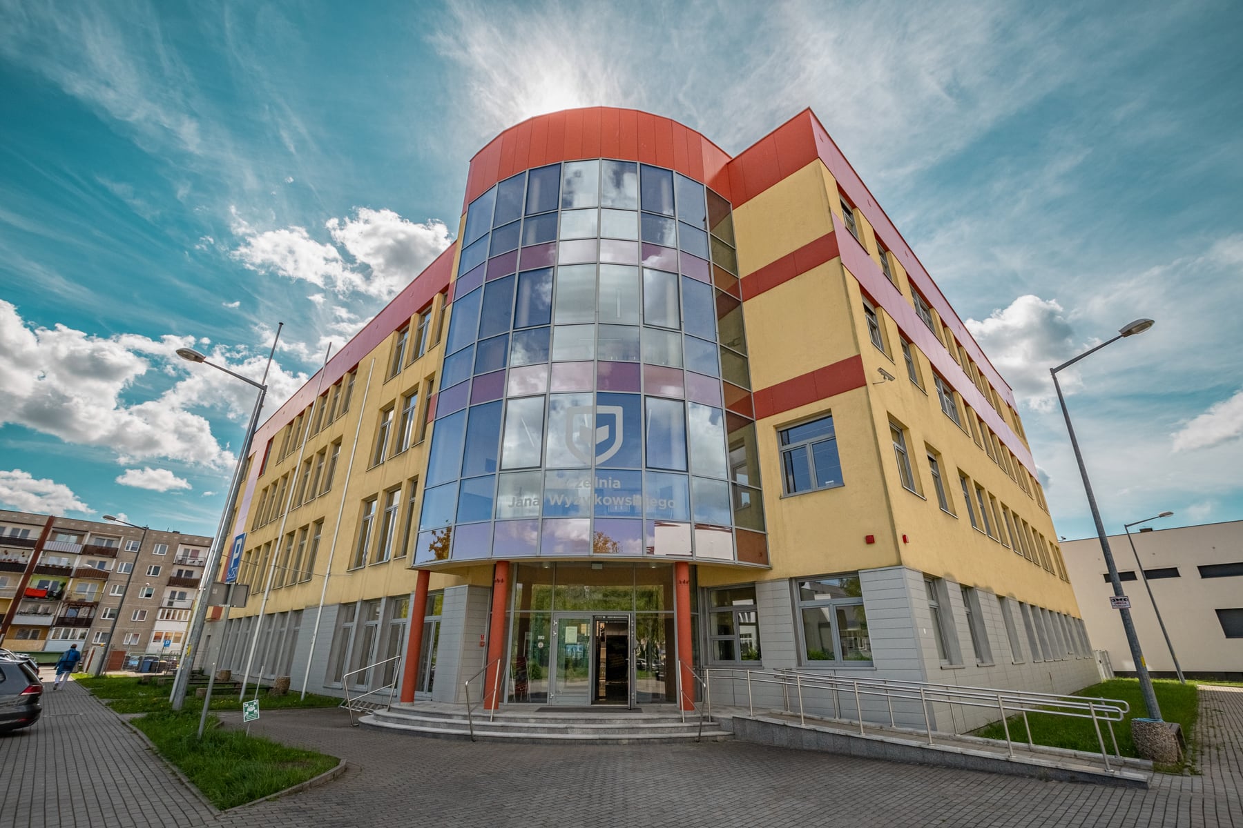 Budynek główny Uczelni Jana Wyżykowskiego w Polkowicach
